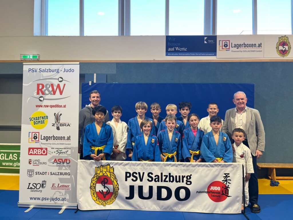 Es kämpften: Lackenbauer Moritz (1 Sieg) Schober Lorenz (1 Sieg), Baikem Nelia (2 Siege), Al-Dulaimi Anas, Azimov Ashab (2 Siege), Aschba Sandro (2 Siege), Kim Joshua (2 Siege), Kaforka Leonard (2 Siege) und Tillian Valentina Weiters am Foto: Abele Michael, Kremer Erik, Baikem Benjamin, Jovic Vasilje, Tiefgraber Andreas + Ronny