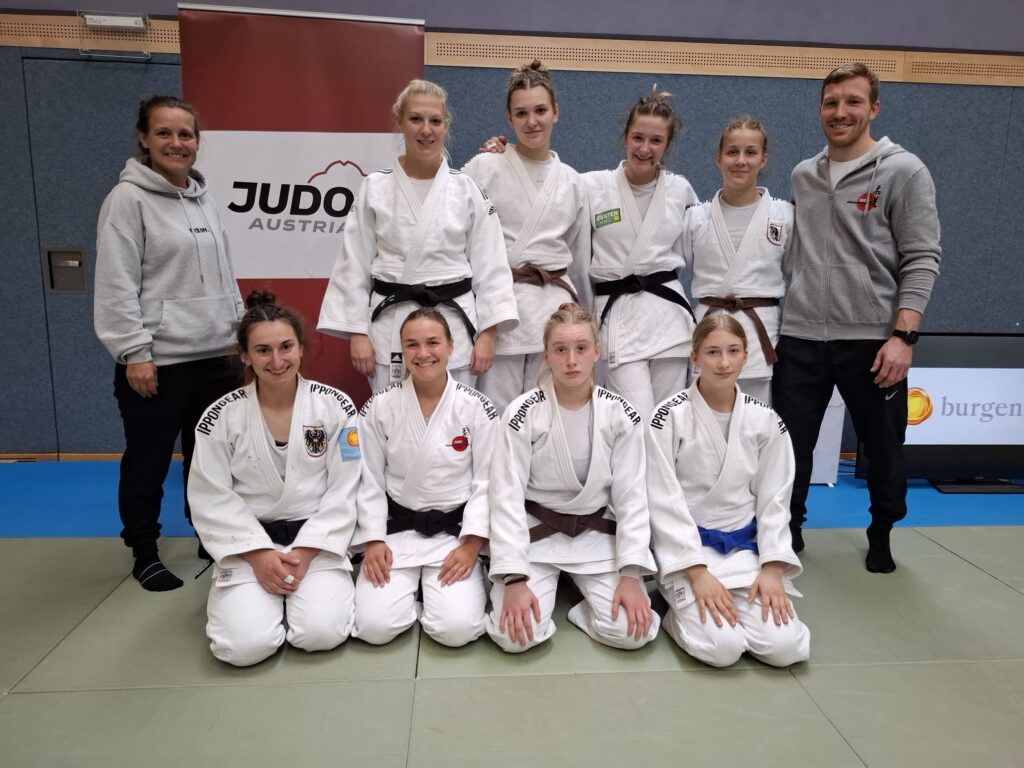 Hinten (v.l.n.r): Sarah Linzmeier, Lisa Gfrerer, Natasa Pavic, Helena Rottenhofer, Marlene Schinwald, Andreas Tiefgraber
Vorne (v.l.n.r.) Franziska Kaiser, Leonie Wagenbichler, Helena Tonka, Elena Schwarzl, Julia Steiner (nicht am Bild)